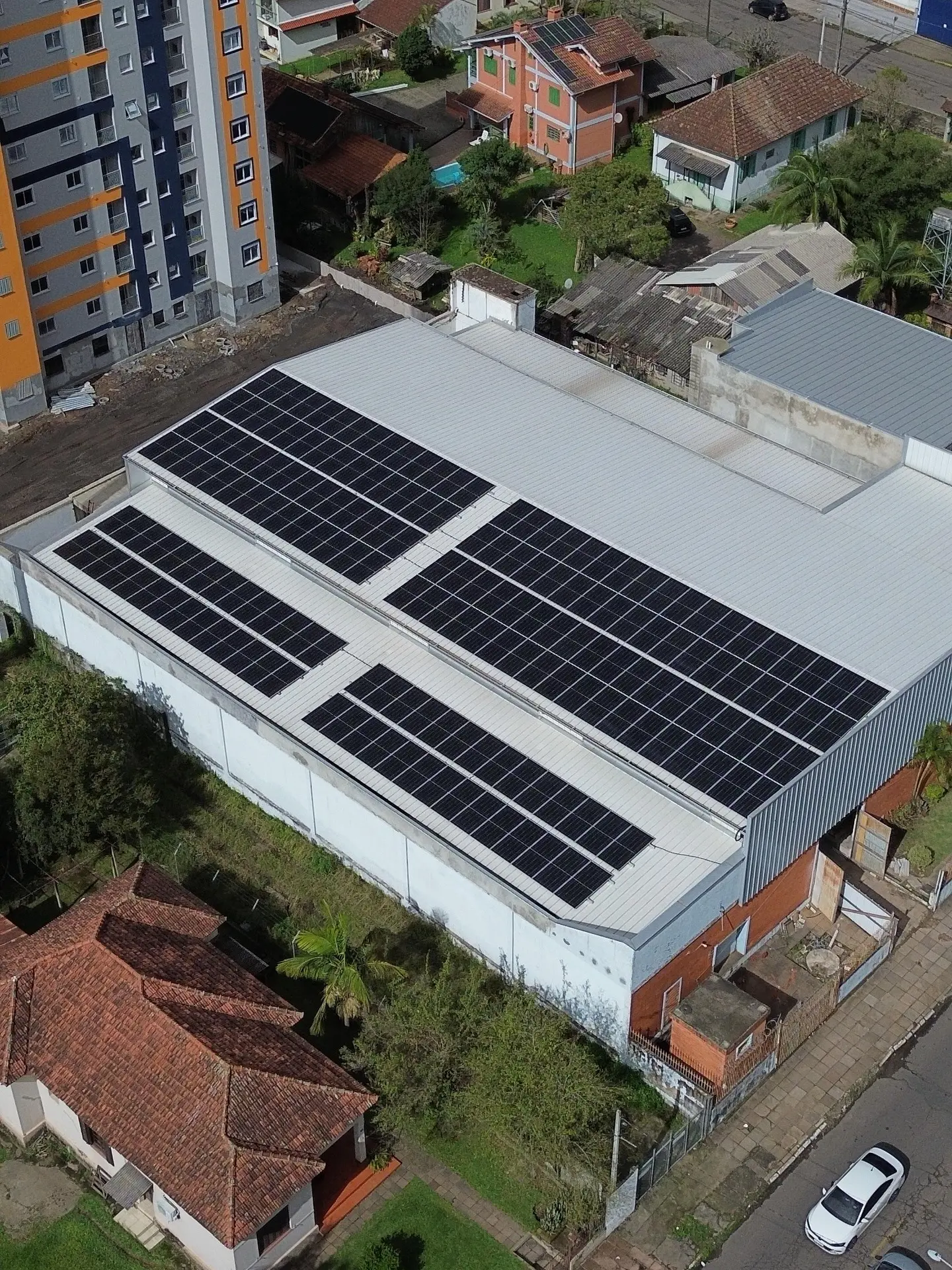 Vista aérea de usina solar instalada em telhado de galpão em Novo Hamburgo